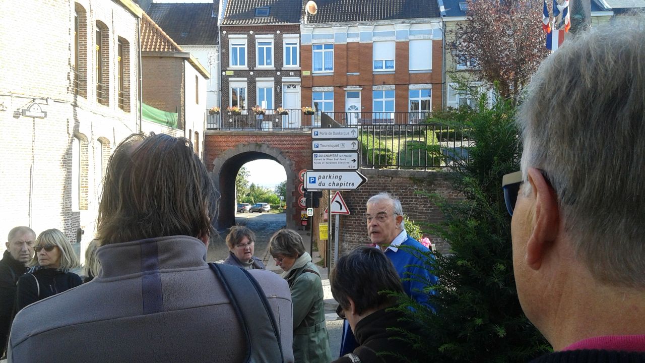 Devant la maison natale du général