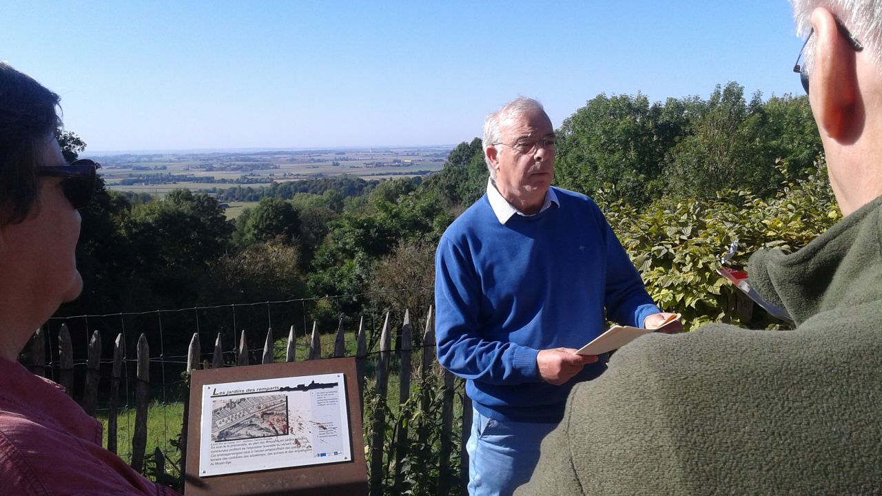 Sur le chemin des remparts, face au panorama