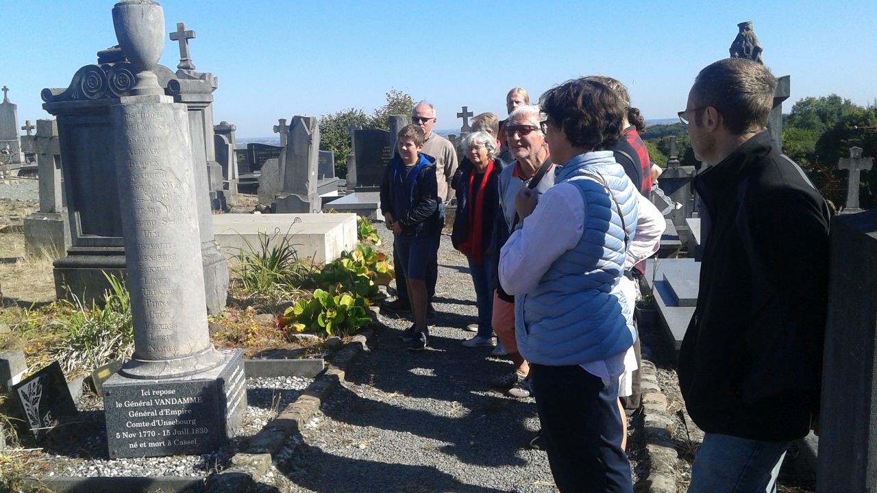 Devant la tombe du général Vandamme