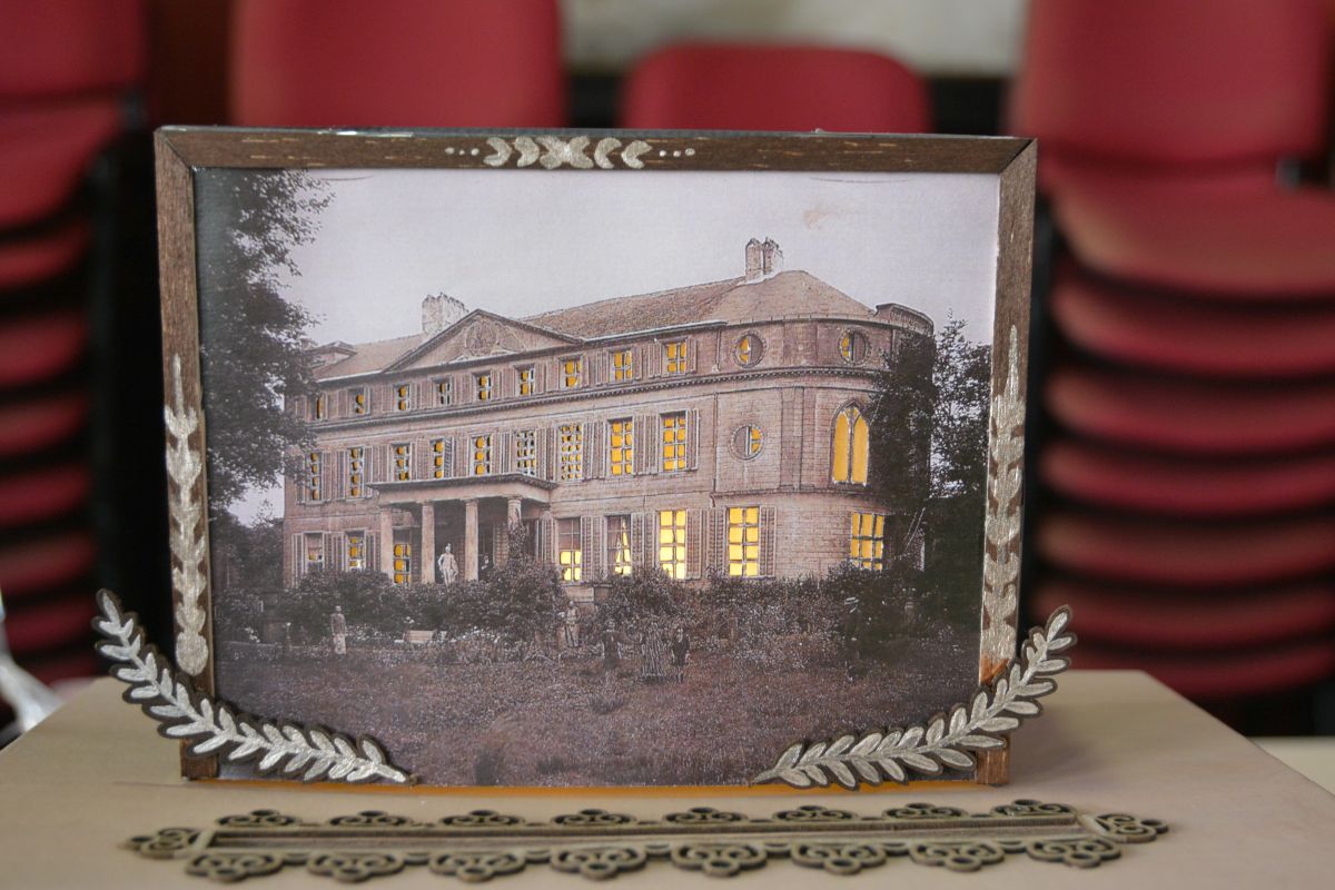 Découpage en dentelle par Emilie Mayeur sur une son dessin du château