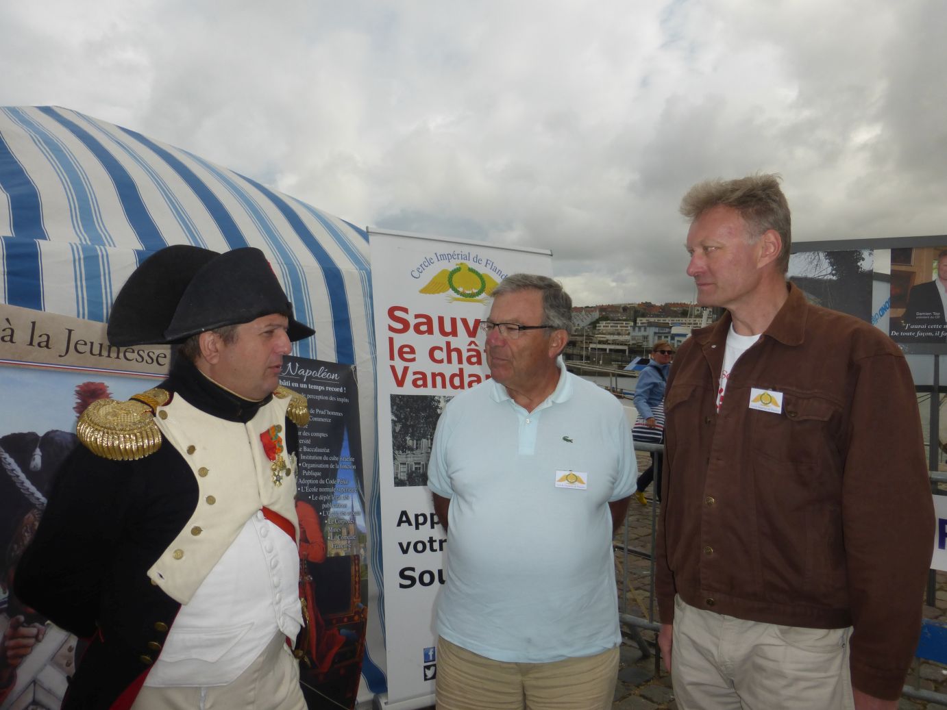 L'Empereur visite le stand