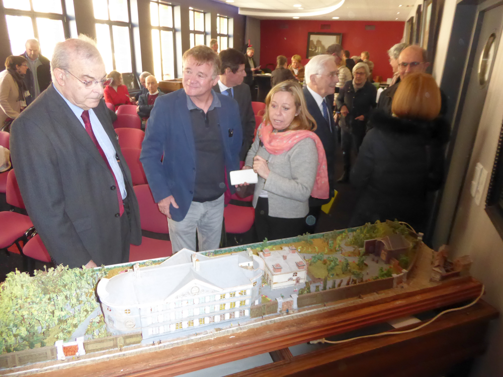 Devant la maquette du château